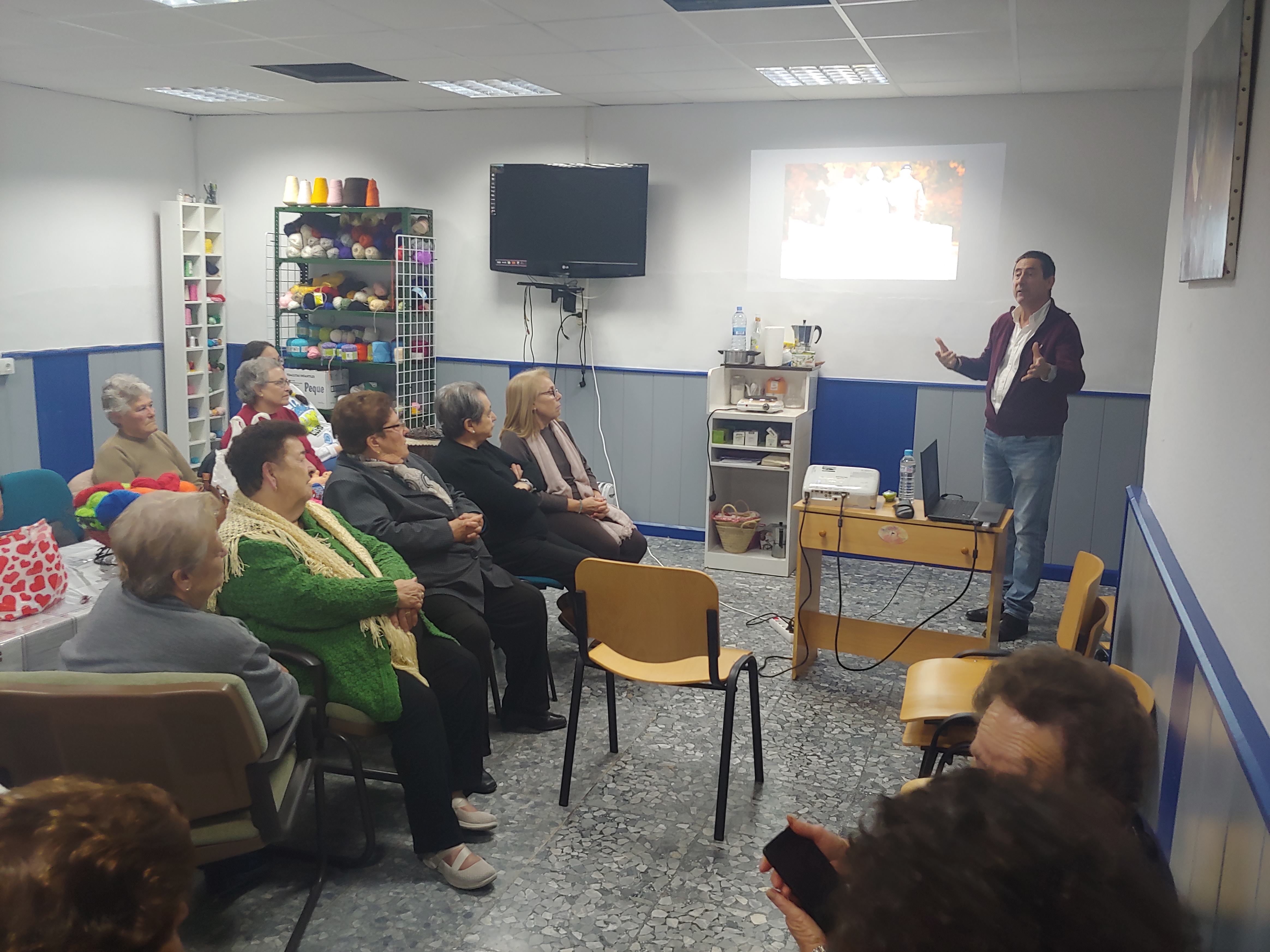 VISITA DEL MÉDICO ÁNGEL LÓPEZ AL TALLER DE LA ABUELA (2)